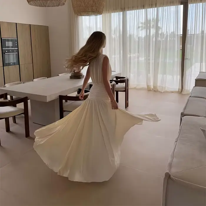 Elegantné biele šaty bez rukávov pre ženy