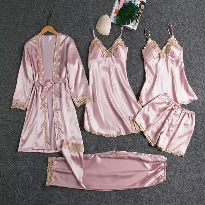 Nouvel Ensemble de Pyjama de Luxe en Satin 5 Pièces pour Femme 2025 – Vêtements de Nuit Soyeux avec Robe, Nuisette, Caraco, Short et Pantalon à Bordure Dentelle – Tenue d'Intérieur Élégante et Tendanc