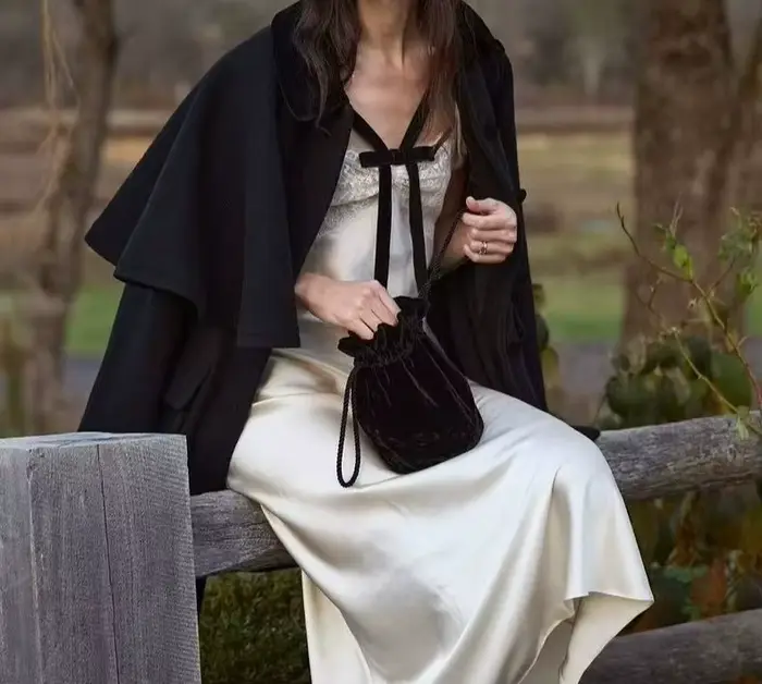 Dámske high-end letné pyžamo model 2026 V-neck pretiahol voľný polyester jeseň zima ponúknuť pre ženy špeciálne príležitosti