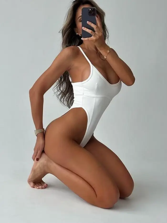 Jednofarebné sexi body s nízkym strihom