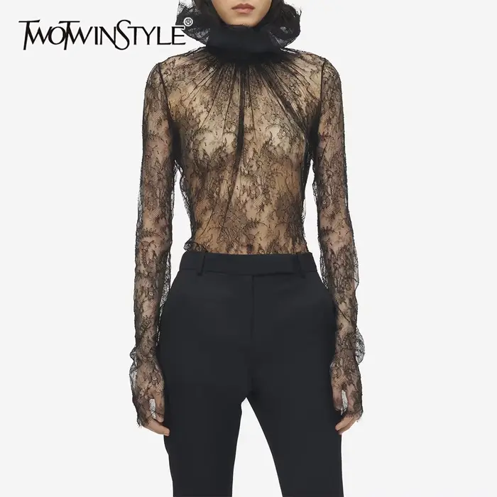 TWOTWINSTYLE Elegantná čipkovaná košeľa pre ženy s čiernymi vsadkami
