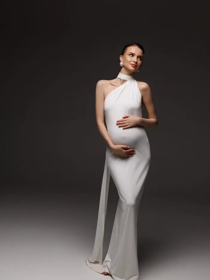 Elegantná materská šaty v slonovinovej farbe s pelerínou na fotenie