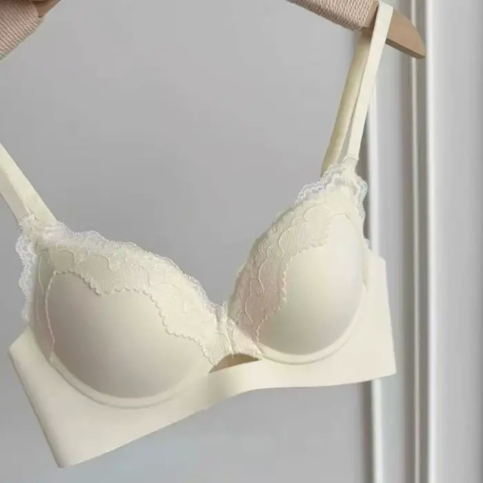 Francúzsky štýl dievčenskej bielizne - objemná a elegantná čipka - pohodlná podprsenka