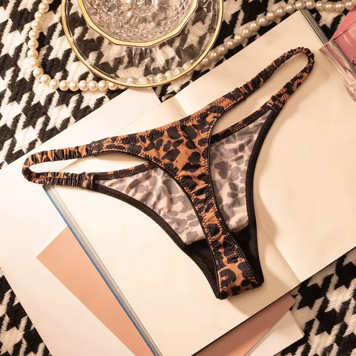 Dámske sexy G-string z ľadového hodvábu