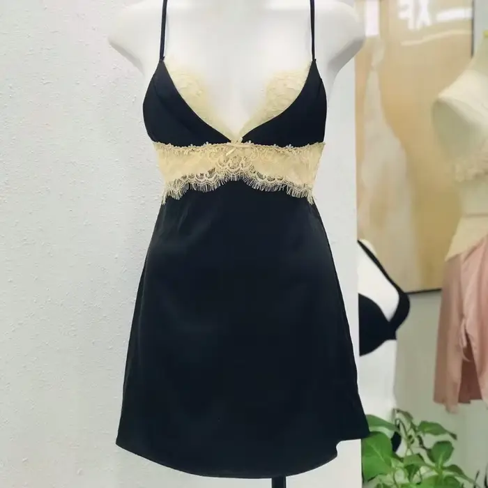 Fancy hodvábna nočná košeľa simulovaná so sexy čipkou pre ženy zimné noci a špeciálne večery