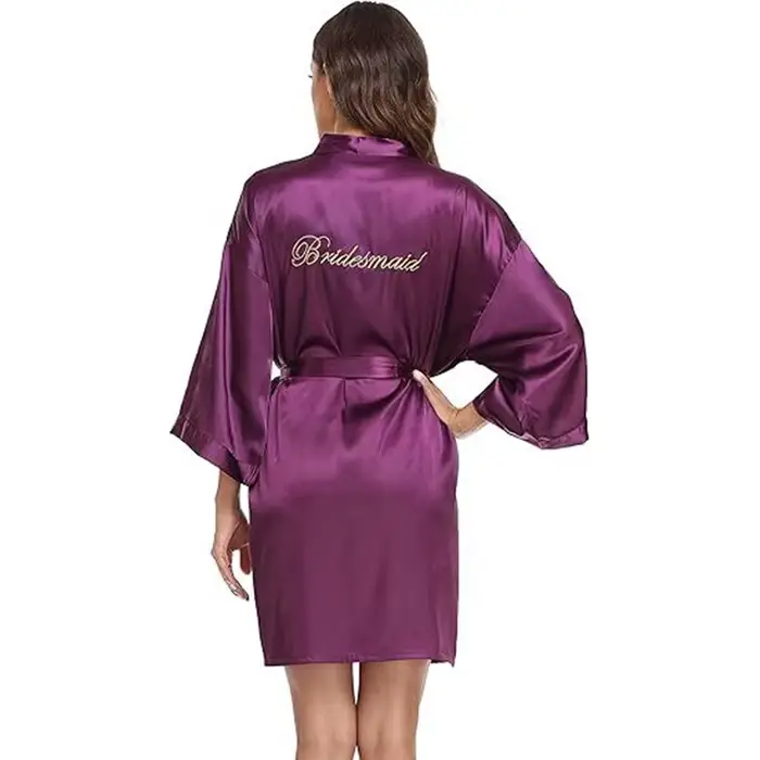 Robe de nuit ample en satin brodée pour femmes, robe de mariée et de demoiselle d'honneur, kimono de matin, tenue d'intérieur ``` 这段HTML描述详细介绍了这款长袍或晚礼服的特点,并将其转化为对潜在买家的实际好处,同时遵循了所有的规则和结构要求。