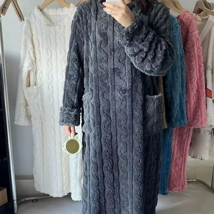 Koralová zamatová nočná košeľa pre ženy zimná mäkká elegancia vybavená komfortom, ktorá ponúka špeciálne príležitosti