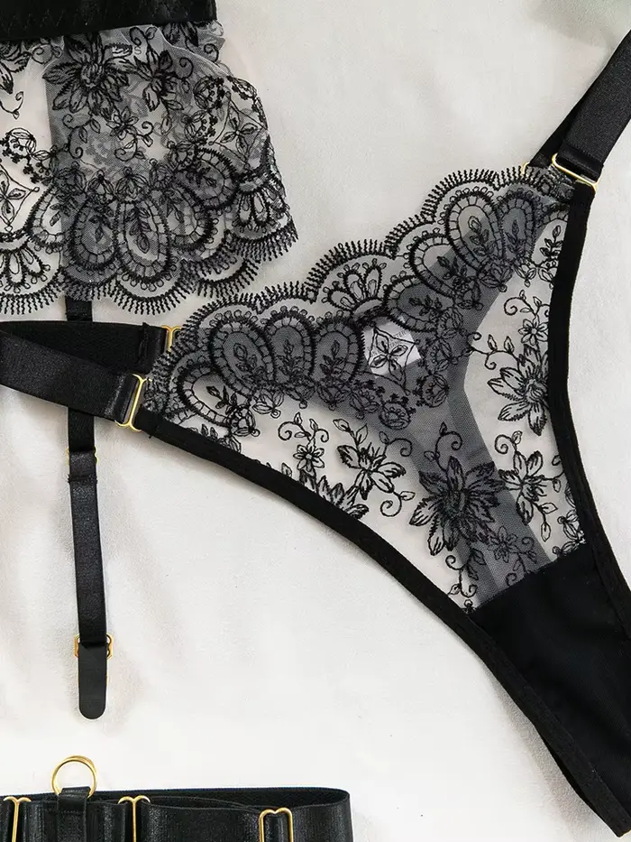 Ensemble de lingerie sculptante cinq pièces Belamimi en dentelle pour femmes avec soutien-gorge plongeur et culotte brodée occasions spéciales et quotidiennes