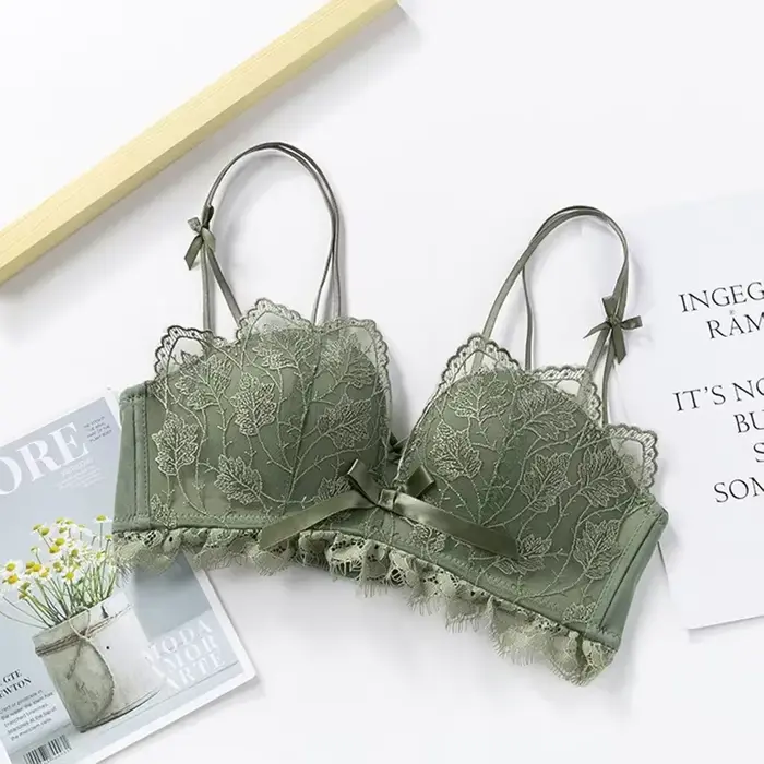 Lingerie à la mode pour femmes, petits seins montrent une grande rassemblement sans anneaux en acier