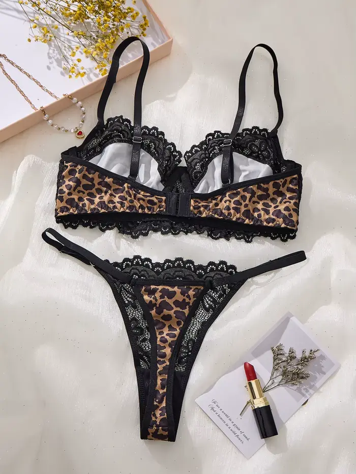 Sexy čierny lingerie set s leopardími a kvetinovými vzormi. Čipkovaný dizajn spája šarm a zmyselnosť ZA825182