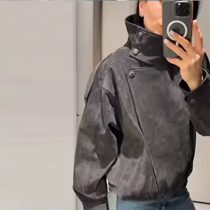 Dámska motocyklová bunda z textúrovanej kože v tmavosivej farbe