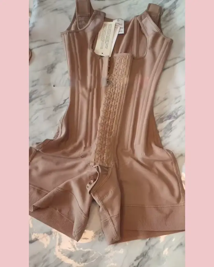 body ženský tréner z elastanu a nylonu s predným zipsom pre elegantnú a pohodlnú siluetu pre výlety a špeciálne príležitosti