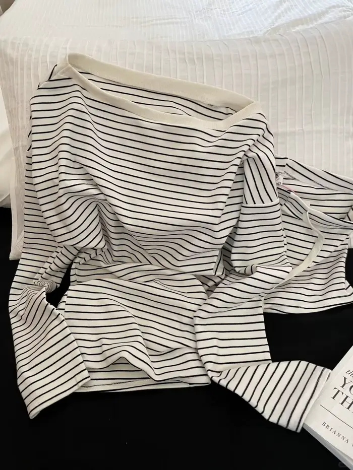 Pyjama à manches longues de style coréen, avec rayures noires et blanches et shorts à épaules dénudé