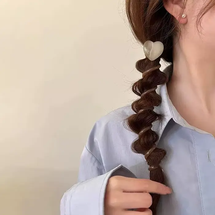 Minimalistický spletený čelenka s bublinami