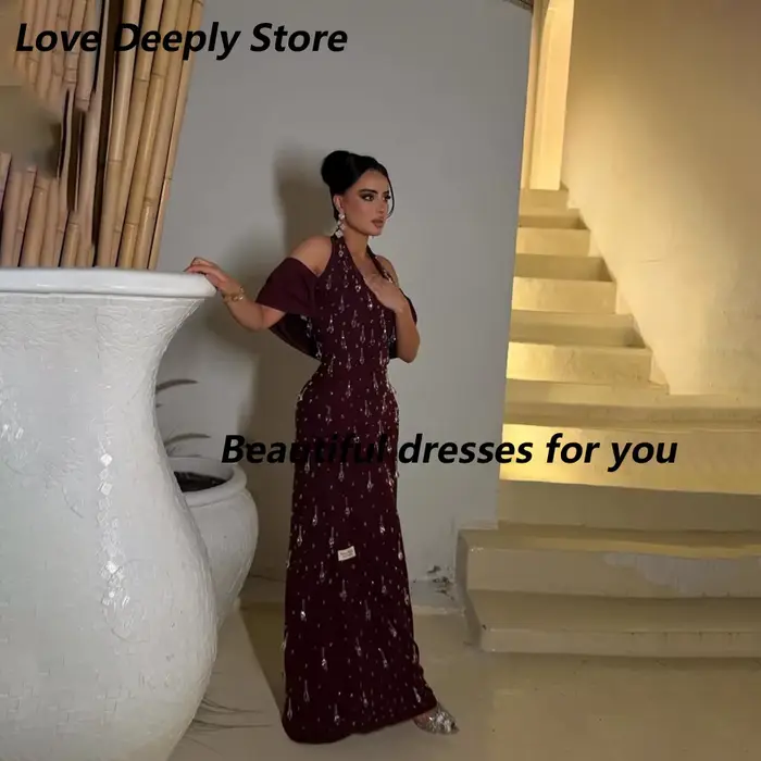 Prispôsobené luxusné vínové večerné šaty, elegantný, golier, v drese zdobený kryštálmi, trapézový strih, dĺžka zeme, pre formálne večierky a plesy