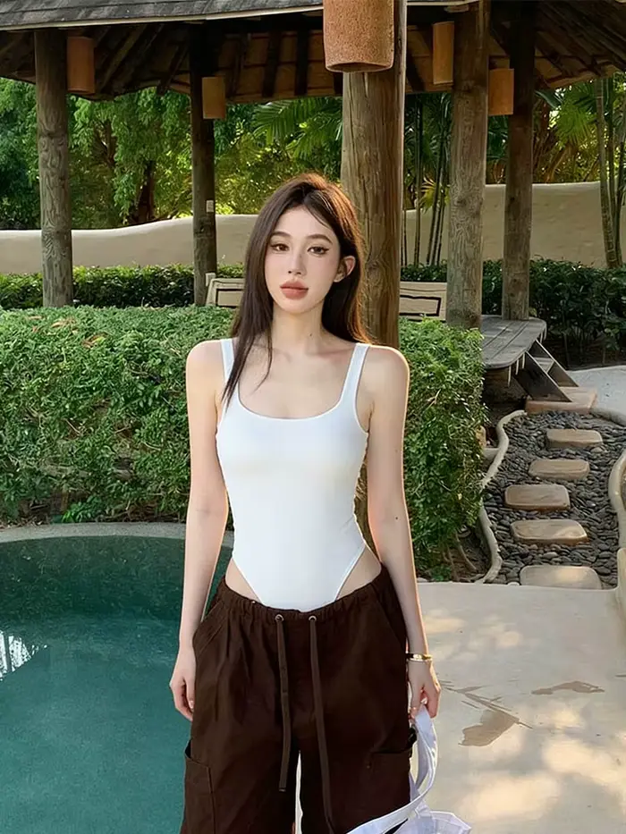 Body côtelé sexy à col en U, décolleté bas, taille haute et coupe ajustée. Bretelles au dos et fermeture à boutons-pression. Look parfait pour l'été des filles branchées!