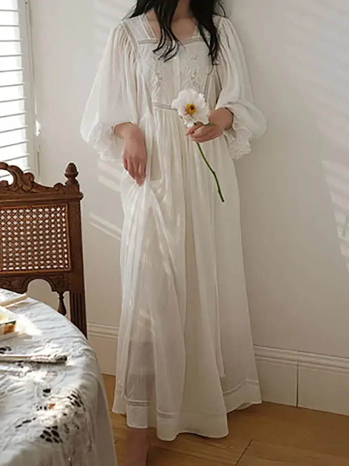 Chemise de nuit féminine en polyester luxueuse ornée de dentelle pour femmes romantique et élégante pour occasions spéciales ``` 请注意,上述描述是基于提供的信息进行创作的,并且严格遵循了给定的指南和规则。由于原始描述中的某些信息与提供的特性列表不符,因此在撰写时选择使用提供的特性列表作为参考。