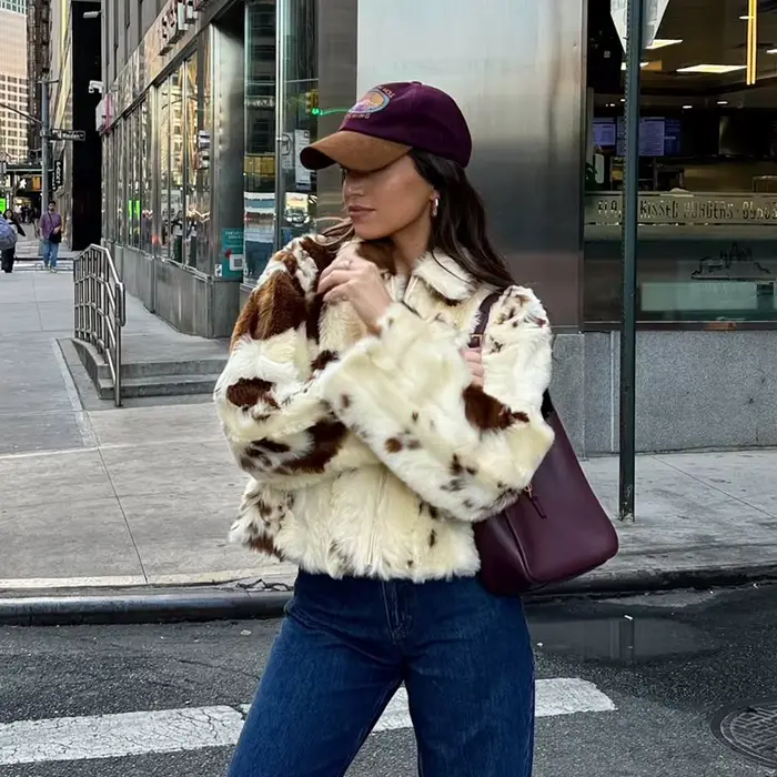 Dámske Streetwear štýl Neo Mint Chic Street dievčatá umelé kožušiny bunda, luxusné zimné bundy, mäkké a teplé umelé kožušiny, skladaný golier, imitácia Fox Fur, polyester a bavlna, jeseň-zima 2025