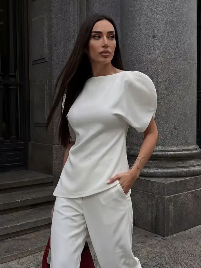Elegantná biela blúzka s nafúknutými rukávmi a asymetrickým lemom pre ženy HH