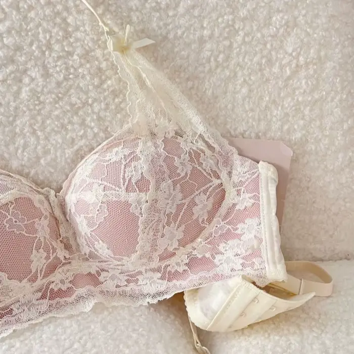 Lingerie odhaľujúca krk a ramená s čipkovaným nariaseným vrchom