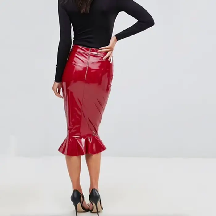 Stredne dlhá sukňa s volánmi z imitácie latexu pre ženy