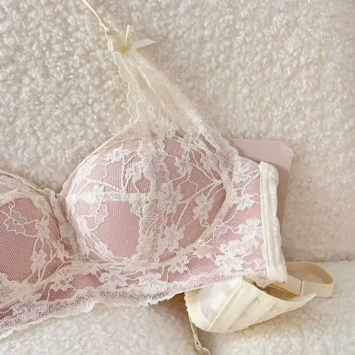 Spodná bielizeň odhaľujúca krk a ramená, s rozvlneným a sexy čipkou, ktorá podporuje podprsenku.