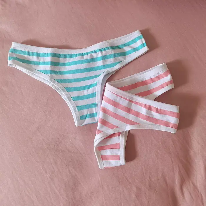 Sexy a roztomilé dievčenské ženské modro-ružové pruhované tangáčiky t-back